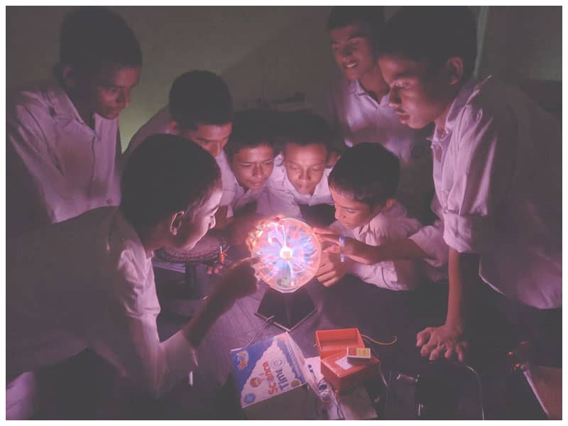 Dark-Room--Students-Participation-(Plasma-globe)