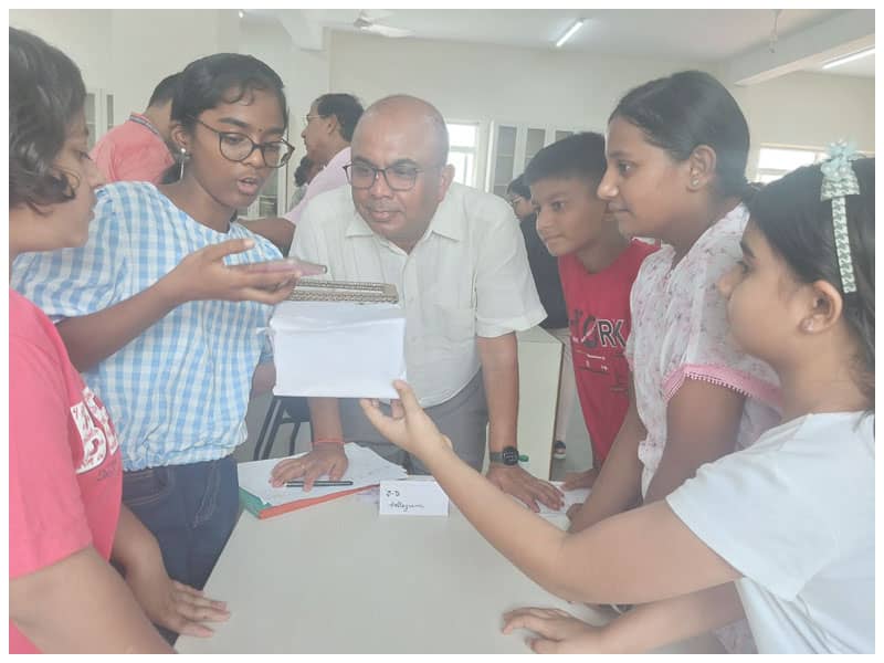 Demostration-of-3D-Hollogram-Project-by-the-participants-of-Science-camp