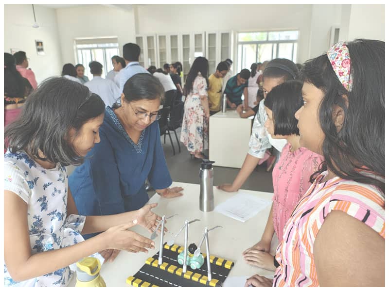 Sapma-Patwari-judging-Science-Project-(Motion-Sensing-street-light-Project)